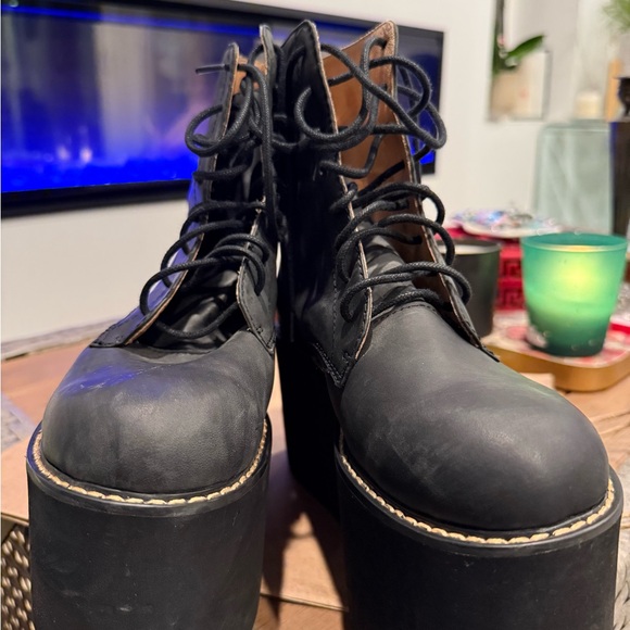 Chic Black Lace-Up Platform Boots - Picture 3 of 11